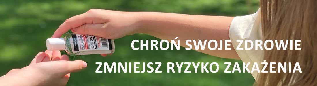 Dziewczyna wyciska na dłoń żel do dezynfekcji Ex-Bacteria firmy Can Agri.